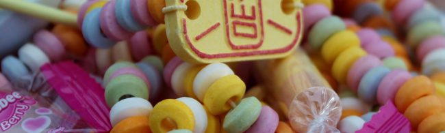 Buntes Süßigkeiten-Konfekt, ideal als gesunde Fitness-Belohnung für eine ausgewogene Ernährung.