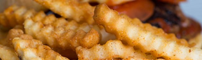 Knusprige Kartoffelwaffel-Pommes, perfekt gewürzt für einen gesunden Snack.