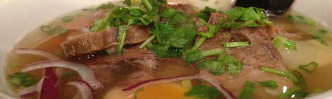 Pho-Suppe mit Rindfleisch: Proteinreiche Mahlzeit für Sportler, ideal nach dem Training.