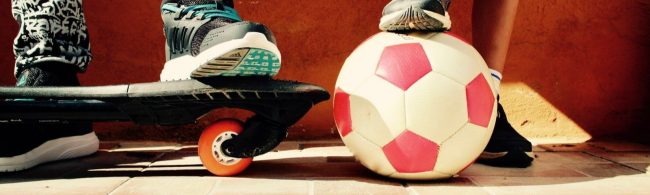 Fußballspieler auf einem Waveboard mit einem Fußball - gesunde Ernährung fördert sportliche Leistung.