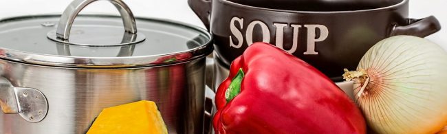 Gesunde Zutaten für Fitness-Mahlzeiten: Topf, Paprika, Zwiebel und Käse.