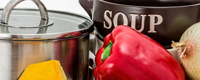 Gesunde Zutaten für Fitness-Mahlzeiten: Topf, Paprika, Zwiebel und Käse.