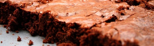 Saftige, proteinreiche Brownies aus dunkler Schokolade, ideal für Fitness-Gourmets.