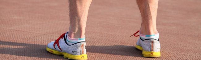 Newton Laufschuhe für Elite-Athleten auf rotem Belag für maximalen Trainingserfolg.