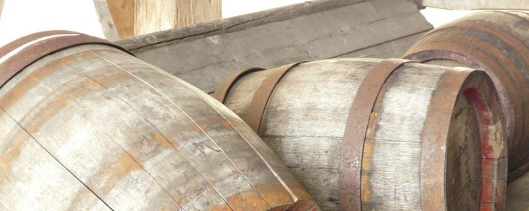 Alte Holzfässer aus Eiche: perfekt für die Lagerung von Sportlernahrung.