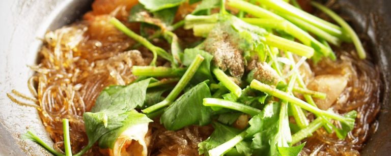 Gedünstete Glasnudeln mit Gemüse und Fleisch, ideal für eine gesunde Mahlzeit.