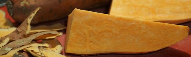 Gesunde Ernährung: Süßkartoffel-Schnitt mit Schalenresten für Fitness-Rezepte.