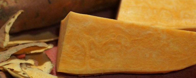 Gesunde Ernährung: Süßkartoffel-Schnitt mit Schalenresten für Fitness-Rezepte.