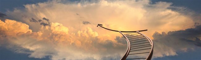 Treppe in den Himmel mit Pfeil, symbolisch für das Erreichen von Fitnesszielen.