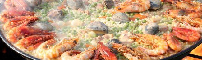 Paella mit Garnelen und Muscheln – gesunde Proteine für dein Workout.