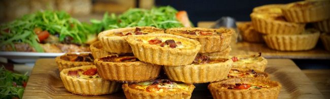 Herzhafte Quiche-Törtchen mit Speck und Tomaten für ausgewogene Ernährung und Fitness.