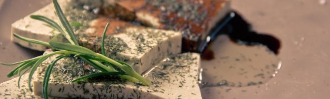 Gegrillter Tofu mit Kräutern und Rosmarin, perfekt für Fitnessernährung.