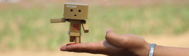 Boxmann Figur auf Hand, inspiriert von Kaiyodo, in der Nähe eines Ernährungsplanes.