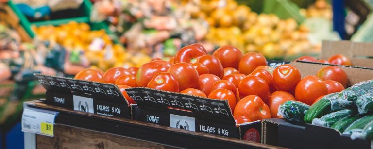 Frische Tomaten und Gurken, ideal für gesunde Fitnessmahlzeiten.