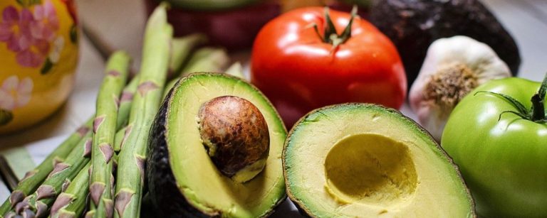 Frisches Gemüse für eine gesunde Ernährung: Avocado, Tomaten, Spargel und Knoblauch. Perfekt für Fitness-Rezepte.