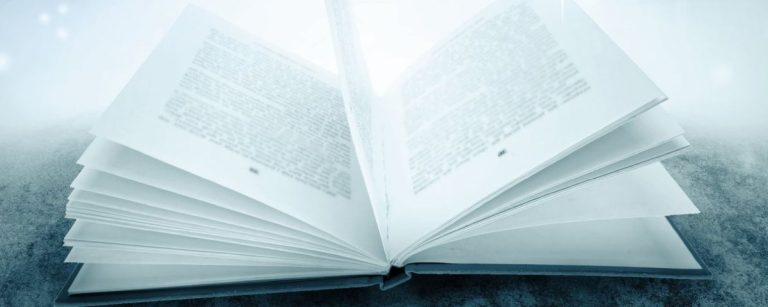 Offenes Buch mit Seiten, das Wissen und Wachstum für Fitness und Ernährung symbolisiert.