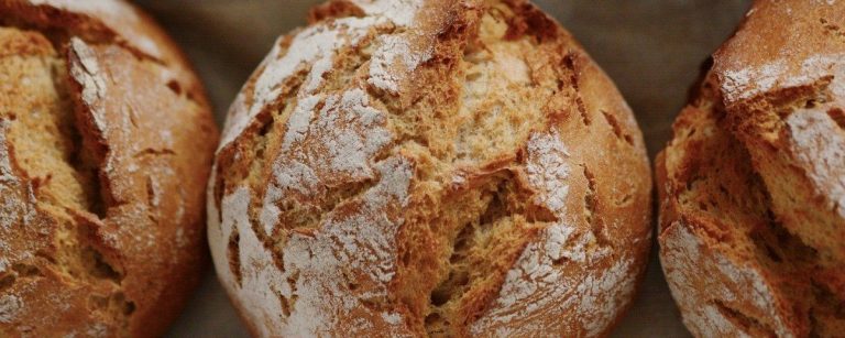 Knuspriges Vollkornbrot für eine gesunde Ernährung – perfekt für Fitness und Wohlbefinden.