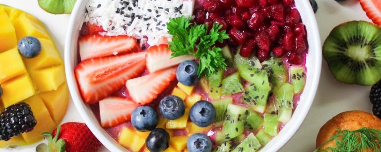 Fruchtiger Smoothie Bowl: Mango, Beeren, Kiwi & Granatapfel für deine Fitnessernährung.