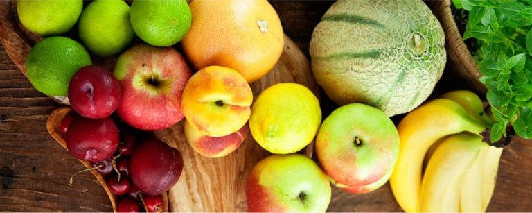 Obst und Gemüse für gesunde Ernährung und Fitness. Äpfel, Beeren, Bananen, Zitronen, Melone und Kräuter.