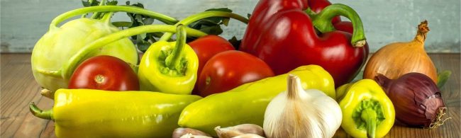 Frisches Gemüse: Kohlrabi, Tomaten, Paprika, Zwiebeln, Knoblauch für gesunde Ernährung.