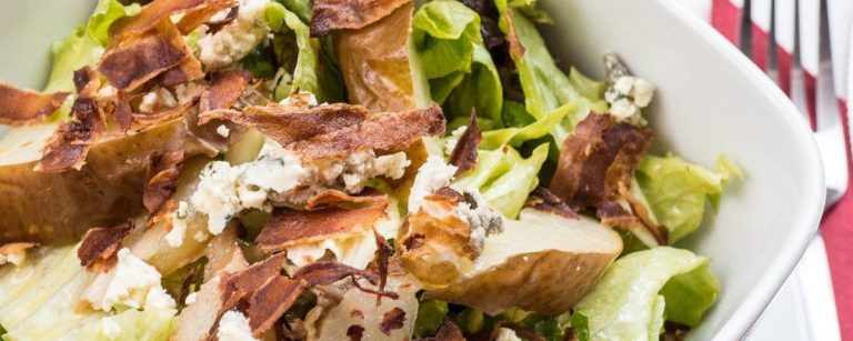 Herzhafter Fitness-Salat mit Kartoffeln, Blauschimmelkäse und knusprigem Speck.