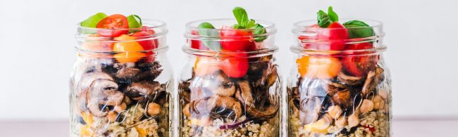 Drei gesunde Mahlzeiten im Glas: Quinoa, Pilze, Tomaten und Basilikum – perfekt für Fitness-Fans.