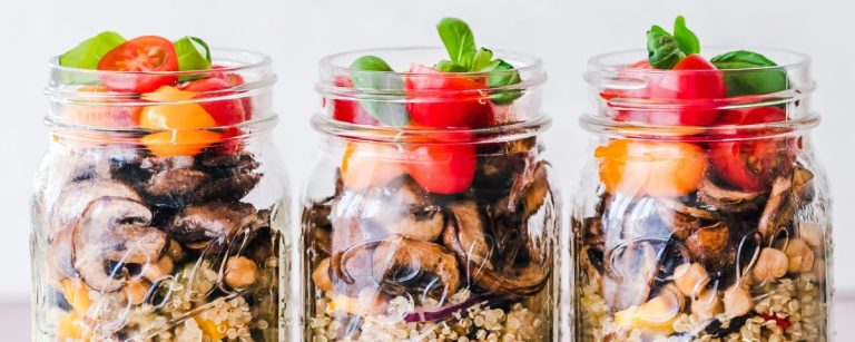 Drei gesunde Mahlzeiten im Glas: Quinoa, Pilze, Tomaten und Basilikum – perfekt für Fitness-Fans.