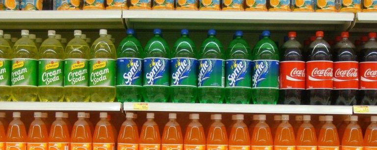 Regal voller Erfrischungsgetränke: Cream Soda, Sprite, Coca-Cola und Orangenlimonade für Fitness-Fans.