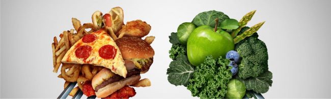 Gesunde Ernährung vs. Fast Food: Apfel, Gemüse & Beeren gegen Pizza, Burger & Pommes für Ihr Fitnessziel.