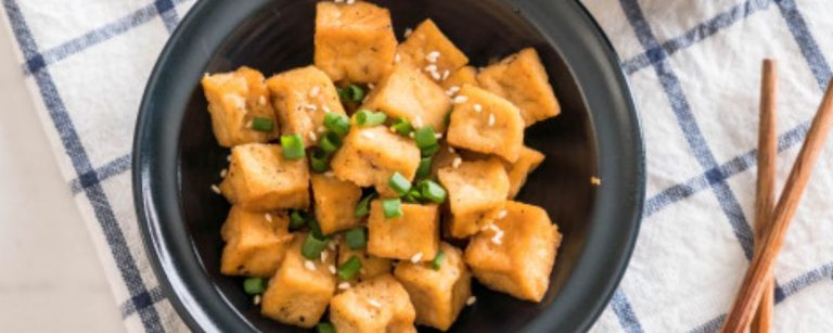 Gebratene Tofuwürfel mit Frühlingszwiebeln und Sesam. Proteinreich, vegan, glutenfrei.