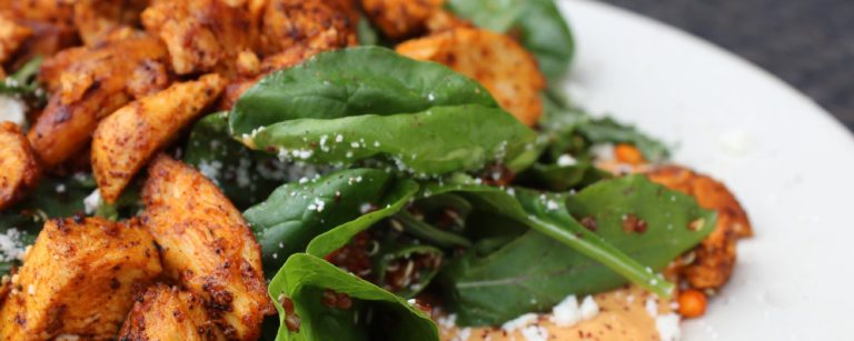 Herzhafter Hähnchensalat mit Quinoa und Spinat für eine gesunde Ernährung.