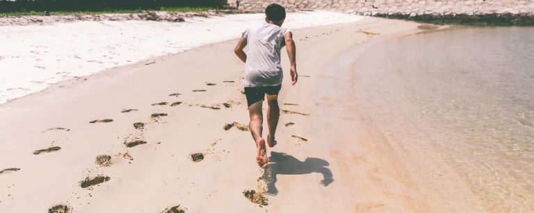 Mann läuft am Strand, gesunde Ernährung für Fitness, erfrischendes Wasser, Sand und Sonne.