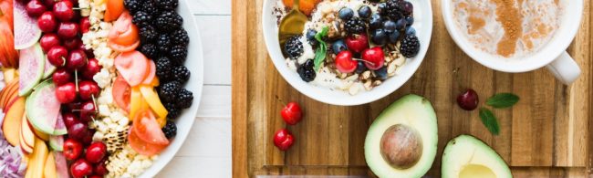 Leckeres Frühstück mit Früchten, Joghurt und Avocado für Fitness-Fans.