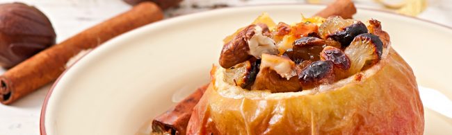 Gefüllter Apfel mit Nüssen und Rosinen - gesundes Dessert.