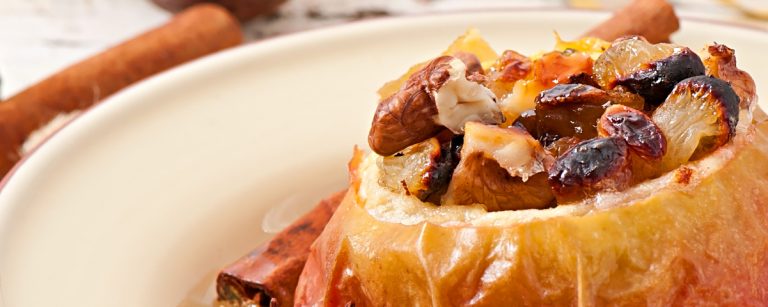 Gefüllter Apfel mit Nüssen und Rosinen - gesundes Dessert.