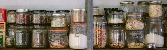 Regale voller gesunder Lebensmittel in Gläsern für Fitness und Ernährung.