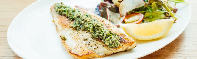 Gegrilltes Fischfilet mit Kräutern und Zitrone, perfekt für Ihre Fitnessernährung.