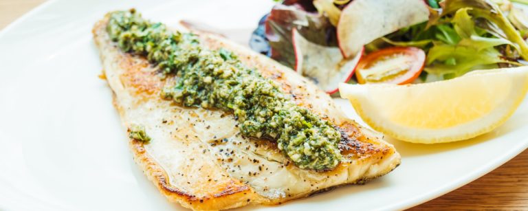 Gegrilltes Fischfilet mit Kräutern und Zitrone, perfekt für Ihre Fitnessernährung.