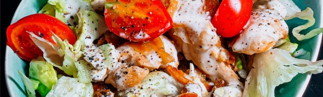 Herzhafter Hähnchensalat mit Tomaten und cremigem Dressing für Fitness-Fans.