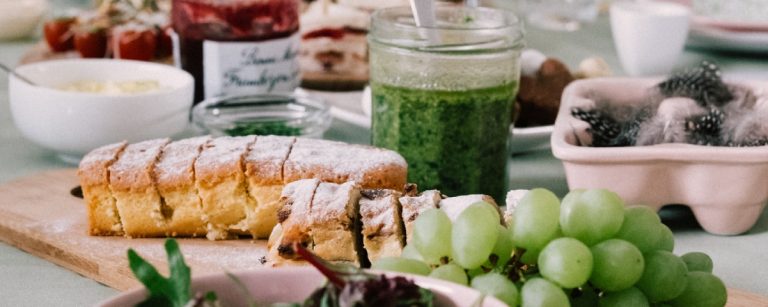 Gesundes Frühstück: Obst, Kuchen und Pesto für Fitnessbewusste.