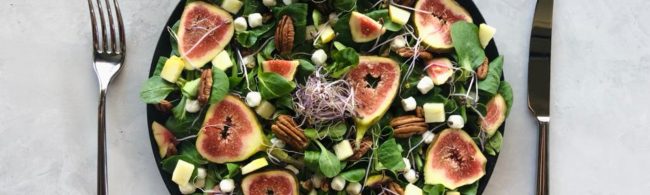 Fitness-Salat mit Feigen, Nüssen und Käse – gesunde Ernährung leicht gemacht.