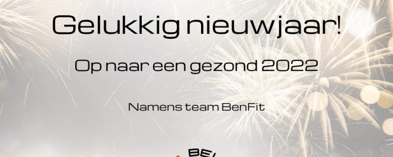 Frohes neues Jahr! Auf ein gesundes 2022! Bild von Feuerwerk und Logo Eet Beweeg Relax von BenFit.
