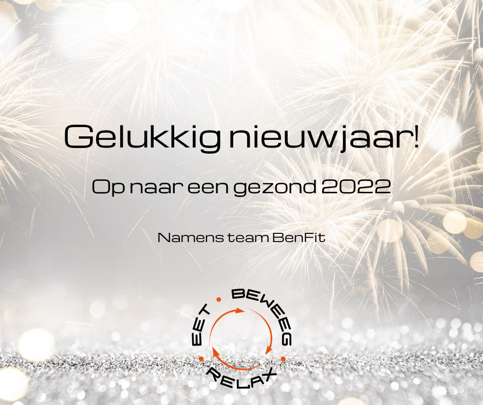 Frohes neues Jahr! Auf ein gesundes 2022! Bild von Feuerwerk und Logo Eet Beweeg Relax von BenFit.