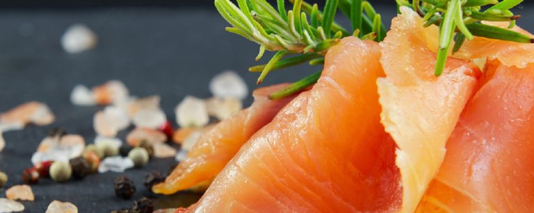 Räucherlachs mit Kräutern, Gewürzen und Salz – perfekt für eine gesunde Ernährung und Fitness.