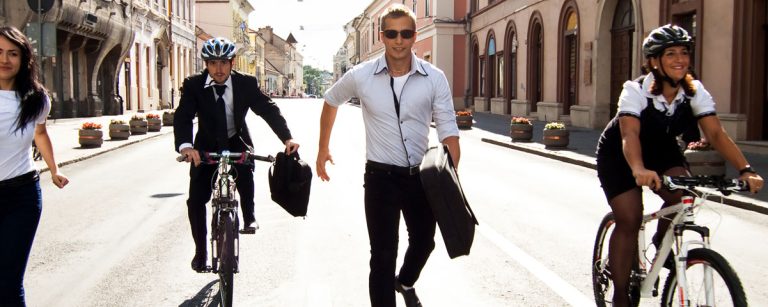 Menschen nutzen Fahrräder und gehen zu Fuß, um ihre Fitness und gesunde Ernährung zu fördern.