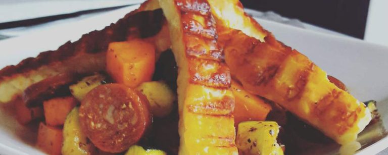 Gegrillter Halloumi mit Süßkartoffeln und Chorizo – ideal für Fitness-Fans.