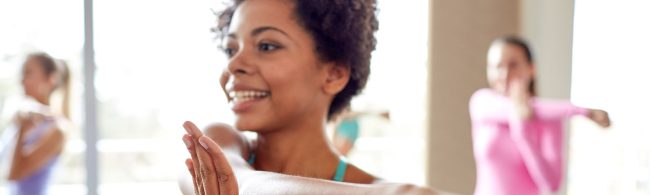 Frau macht Yoga in einem Fitnessstudio.