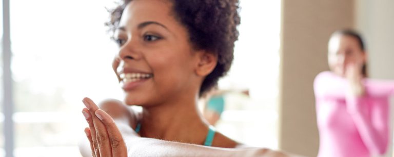 Frau macht Yoga in einem Fitnessstudio.