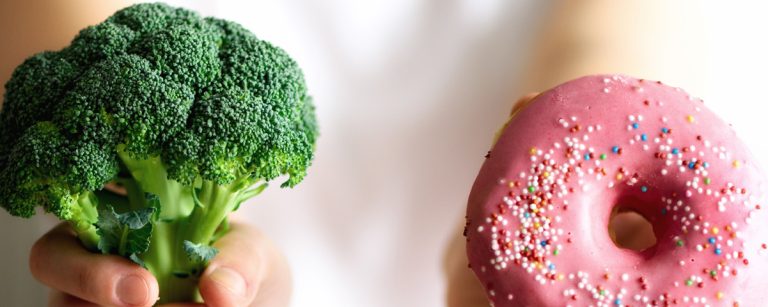 Gesunde Wahl: Brokkoli gegen zuckerhaltigen Donut - eine Entscheidung für Fitness.