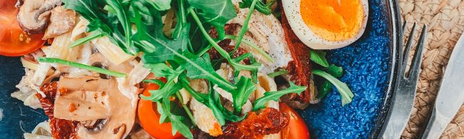 Fit und lecker: Salat mit Ei, Hähnchen, Pilzen und Tomaten – perfekt für deine Ernährung.